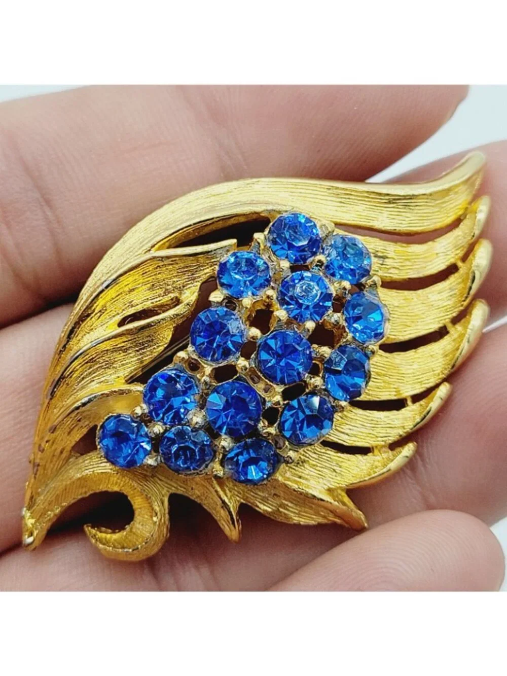 Vintage Gold Tone Leaf Brooch & Earrings Set Blue Rhinestone Demiparure